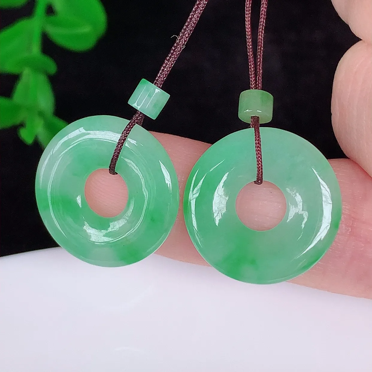 自然光实拍，冰润冰糯种飘绿一对平安扣翡翠，翠色灵动，玉质细腻，颜色漂亮，品相佳，佩戴佳品！配银线 #57.28