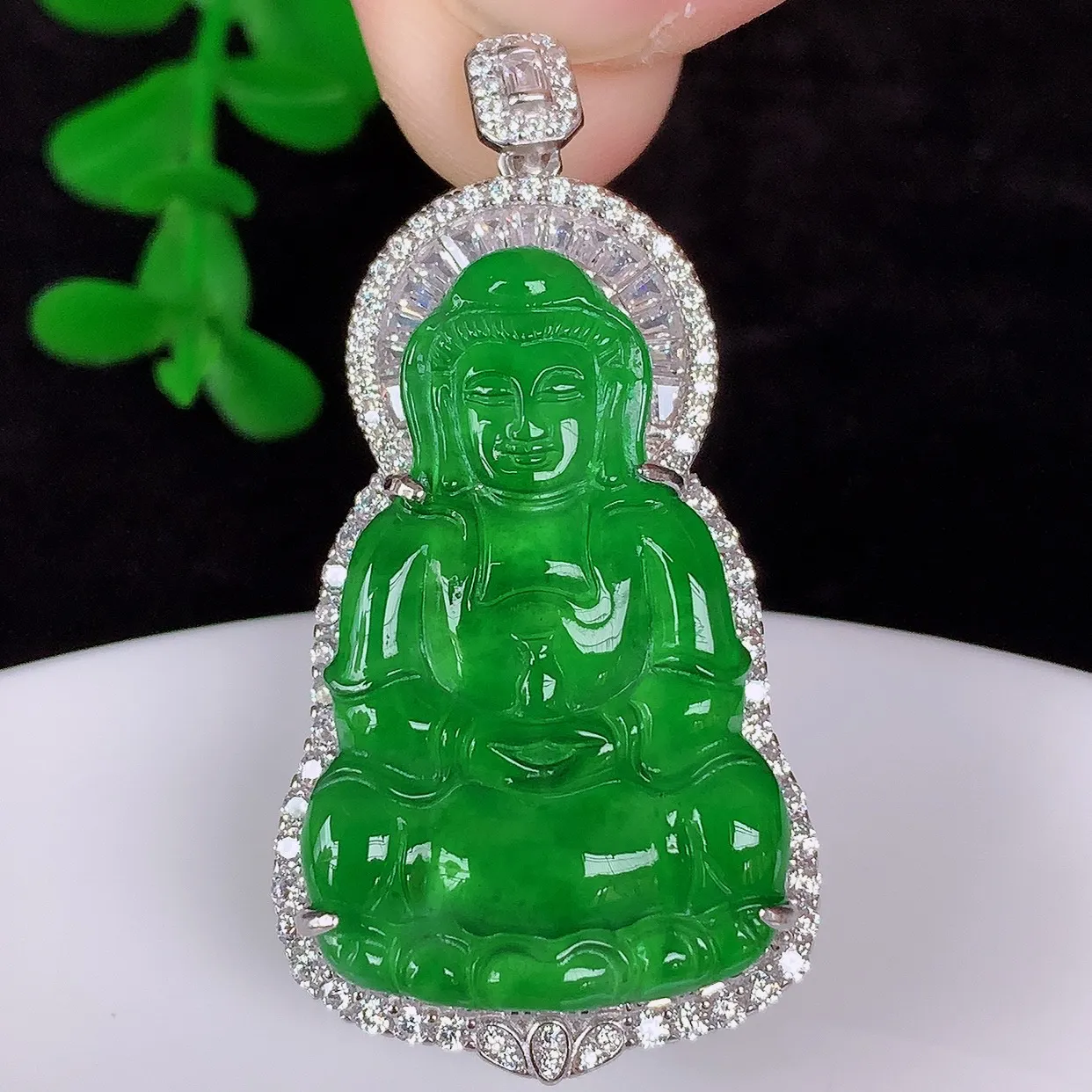 冰透满绿翡翠925银镶嵌观音吊坠，自然光实拍，翠色灵动，颜色漂亮，种老水足，品相佳，佩戴佳品！#97.28整体42.5*22*9裸石30*20