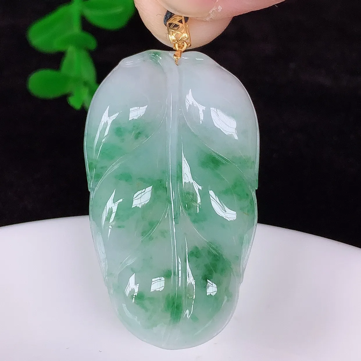 自然光实拍，18K金镶嵌冰润冰飘花翡翠叶子吊坠，寓意“大业有成，一夜成名，金枝玉叶”水润叶子，翡翠叶
