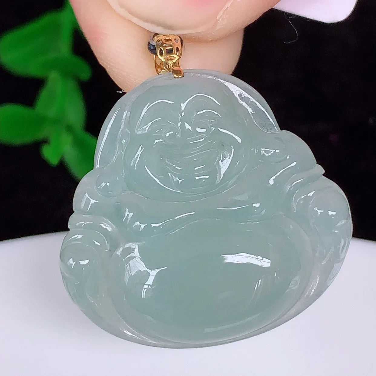 自然光实拍，18K金镶嵌冰种翡翠佛公吊坠，冰透饱满， 佛公亦保平安，寓意有福（佛公）相伴，品相佳，配戴优雅迷人！#49.28