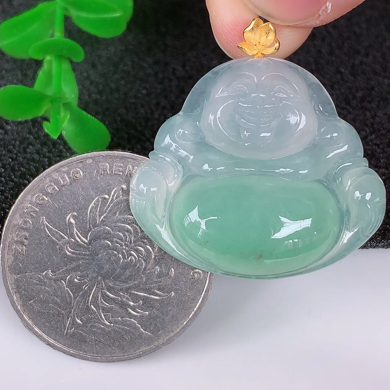 自然光实拍，18K金镶嵌冰种飘绿翡翠佛公吊坠，冰透饱满， 佛公亦保平安，寓意有福（佛公）相伴，品相佳，配戴优雅迷人！#1.28整体29*裸石25*28.6*5.8