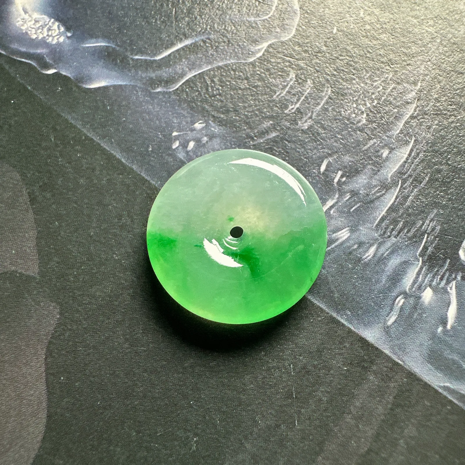 【飘色扣】飘辣阳绿色平安扣，种水色都不错，佩戴佳品。