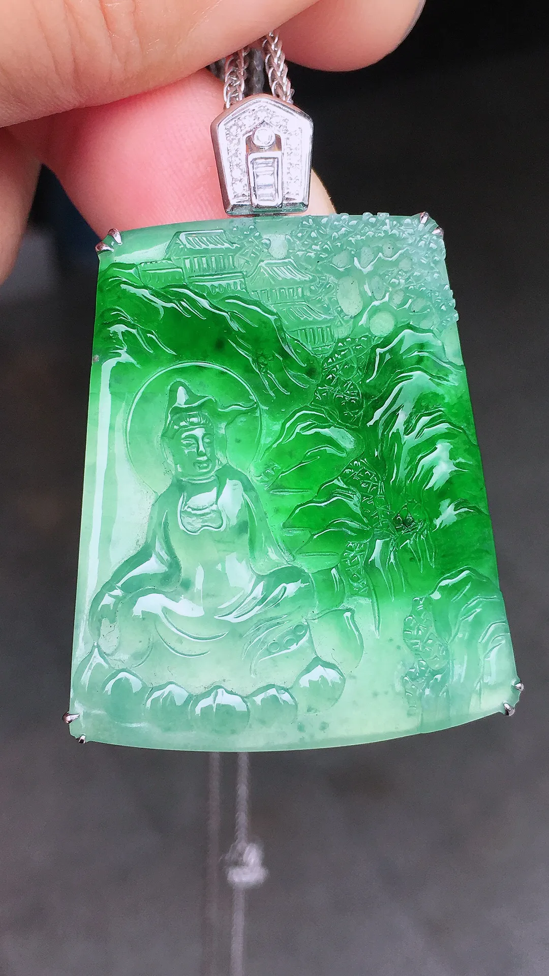 飘绿观音吊坠，色泽艳丽，玉质细腻，荧光感超
强，饱满水润，气质满满。18k
金豪华镶嵌