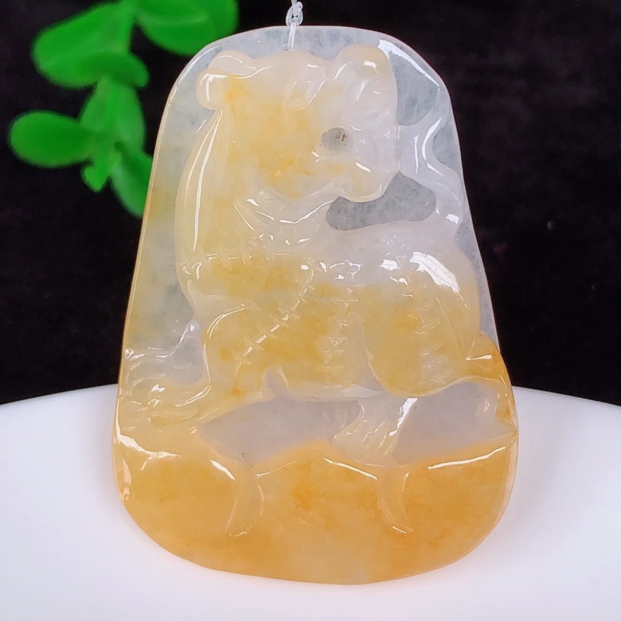 自然光实拍，冰润冰黄翡翠翡翠虎虎生威吊坠，种老水足，翠色灵动，寓意美好，佩戴时尚出众！#49.28