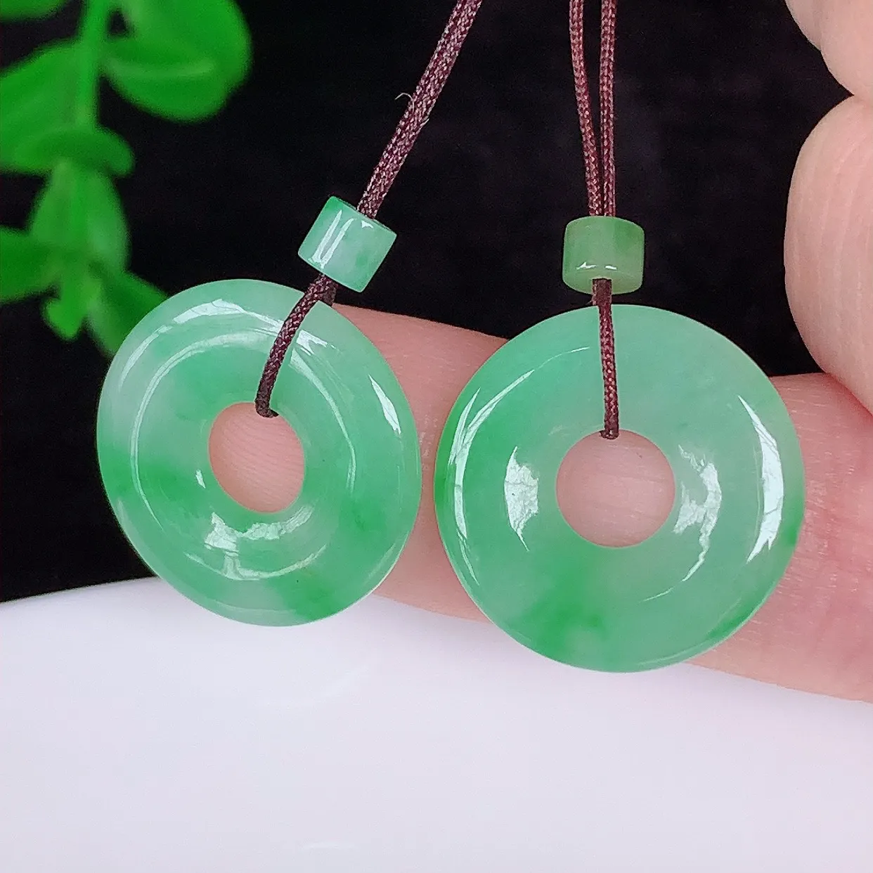 自然光实拍，冰润冰糯种飘绿一对平安扣翡翠，翠色灵动，玉质细腻，颜色漂亮，品相佳，佩戴佳品！配银线 #
