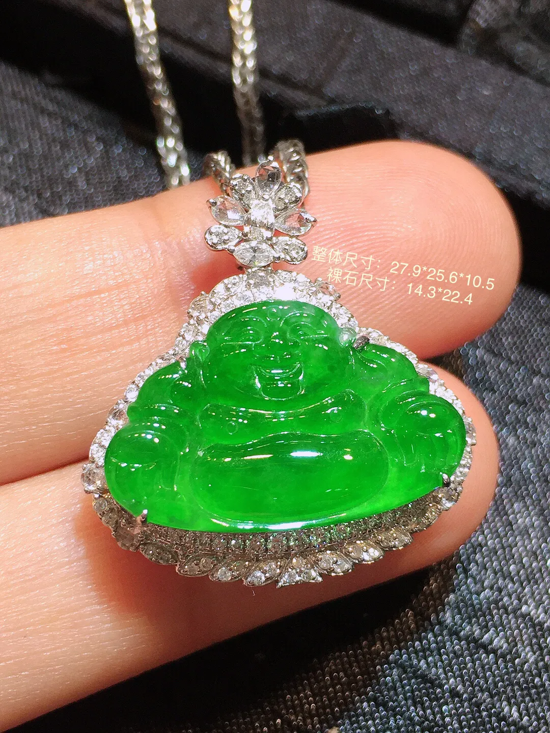 阳绿佛公吊坠，色泽均匀艳丽，玉质细腻，荧光感超
强，饱满水润，气质满满。18k
金豪华镶嵌