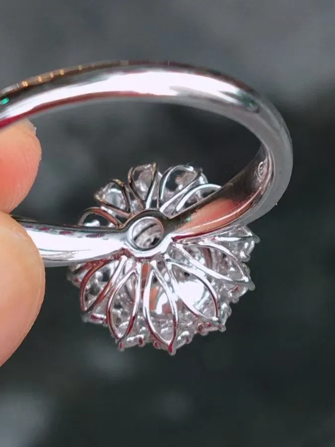 冰种阳绿蛋面戒指 、真金真钻镶嵌，种水好，玉质细腻 .裸石尺寸 7.8*7.0