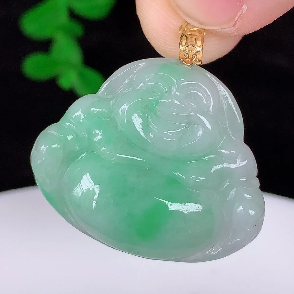 自然光实拍 18K金镶嵌冰糯种飘绿翡翠佛公吊坠，冰透饱满， 佛公亦保平安，寓意有福（佛公）相伴，品相佳，配戴优雅迷人！#35.28