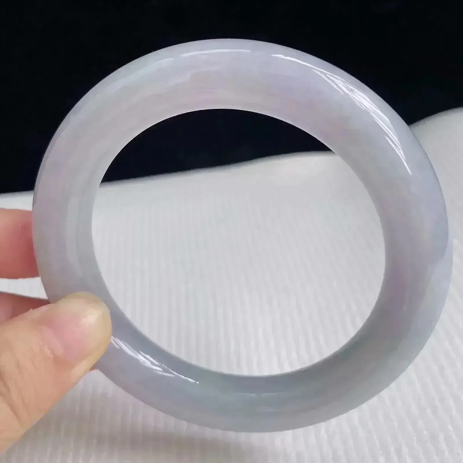 56mm自然光拍摄天然翡翠A货淡紫罗兰好种水圆条手镯 69.82克
