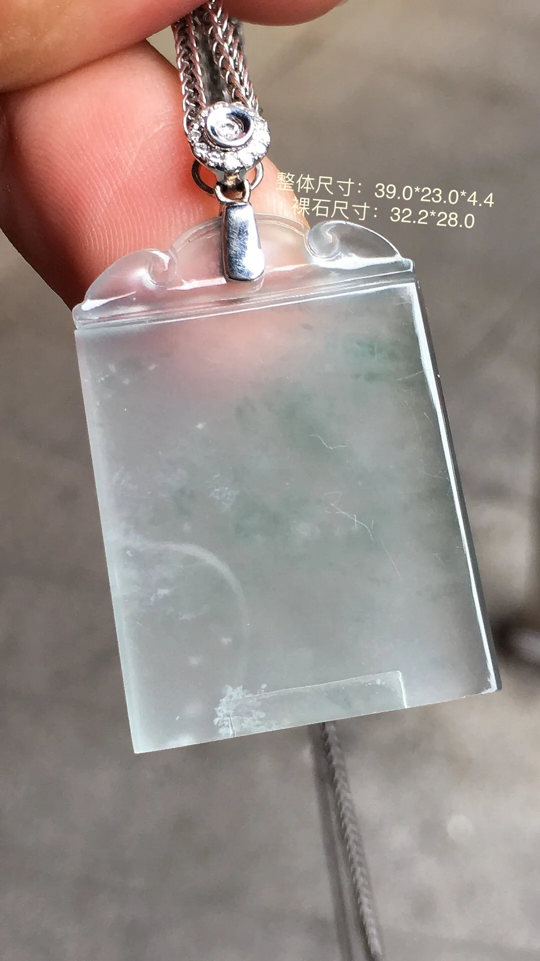 冰糖无事牌吊坠，玉质细腻，荧光感超
强，饱满水润，气质满满。18k
金豪华镶嵌