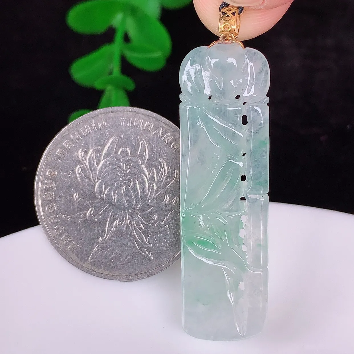 自然光实拍，18K金镶嵌冰种飘绿翡翠节节高竹节玉坠，款式时尚大方，竹节寓意好，佩戴事业，学业节节高升！#1.28