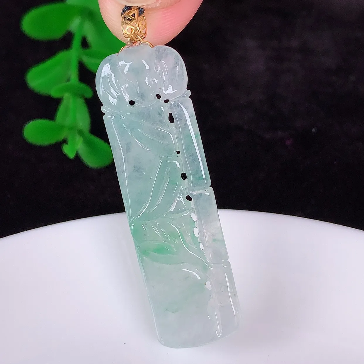 自然光实拍，18K金镶嵌冰种飘绿翡翠节节高竹节玉坠，款式时尚大方，竹节寓意好，佩戴事业，学业节节高升！#1.28