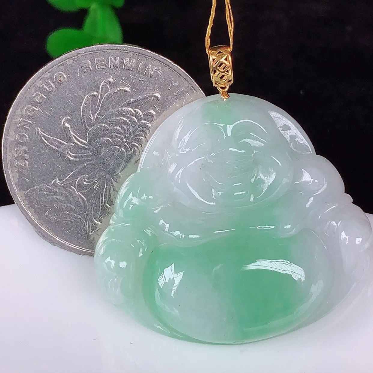自然光实拍，18K金镶嵌冰糯种飘绿翡翠佛公吊坠，冰透饱满， 佛公亦保平安，寓意有福（佛公）相伴，品相佳，配戴优雅迷人！#00.28