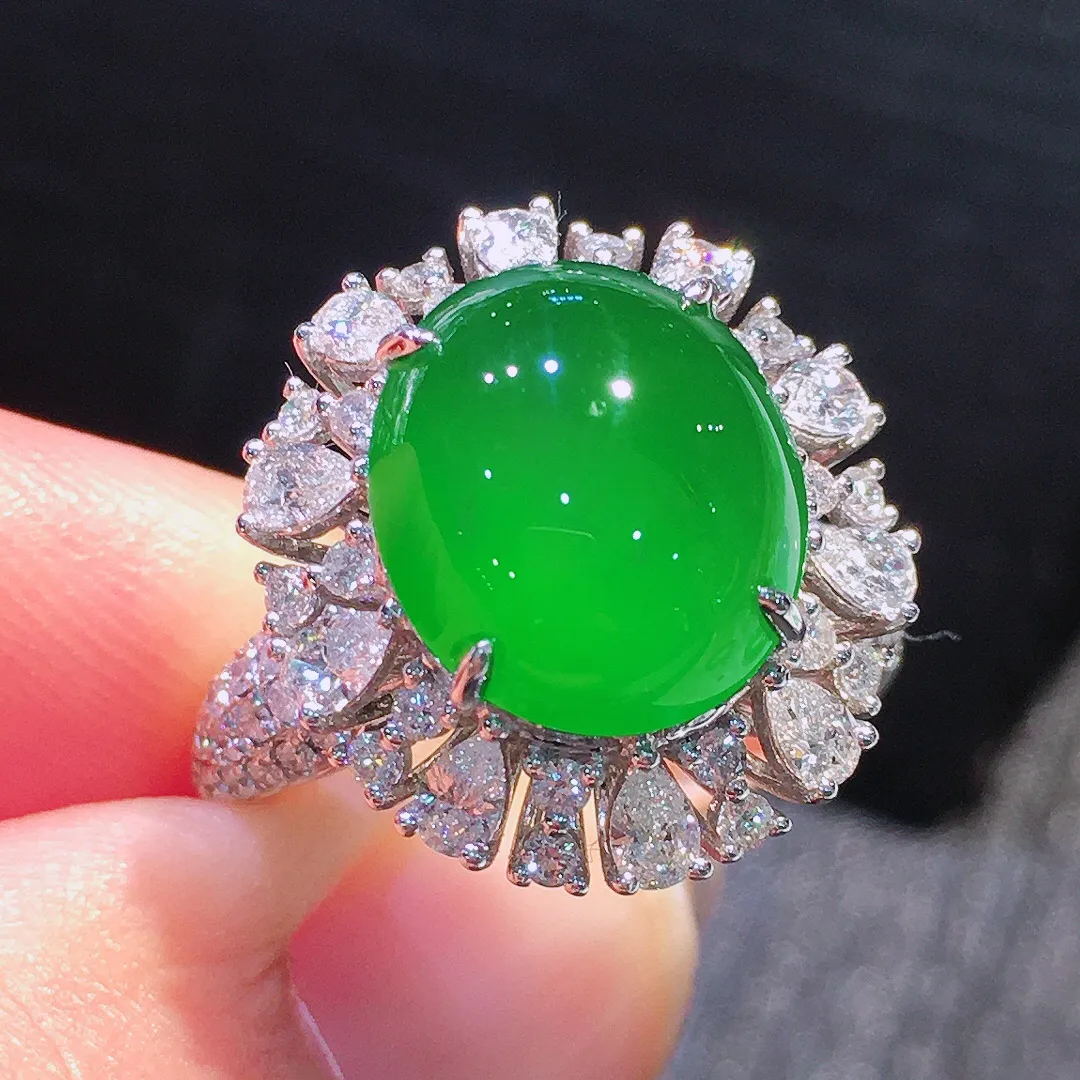 阳绿蛋面戒指，色泽均匀艳丽，玉质细腻，荧光感超
强，饱满水润，气质满满。18k
金豪华镶嵌