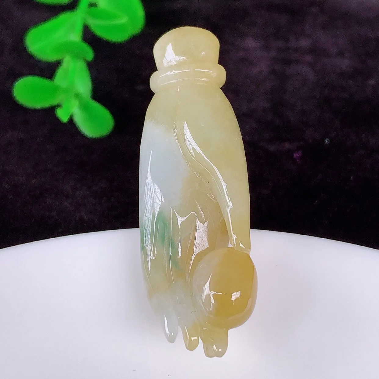 自然光实拍，冰润冰糯种黄翡翡翠掌上明珠吊坠，种老水足，翠色灵动，寓意美好，佩戴时尚出众！#01.28