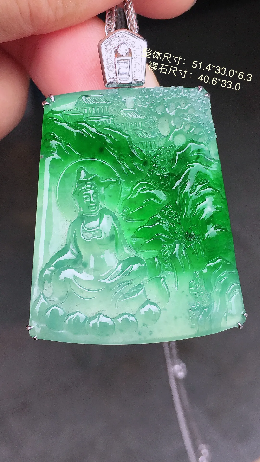 飘绿观音吊坠，色泽艳丽，玉质细腻，荧光感超
强，饱满水润，气质满满。18k
金豪华镶嵌