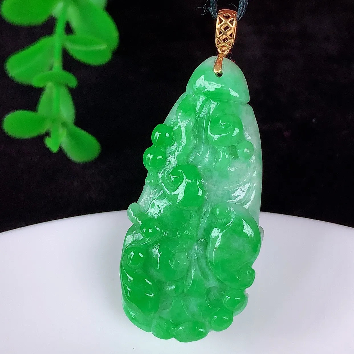 自然光实拍，18K金镶嵌冰润冰糯种飘阳绿翡翠招百财白菜吊坠，百财聚来，财源滚滚，色泽鲜艳，精工水润的白菜，性价比高！#1.28整体41*裸石35.5*17.5*10.5