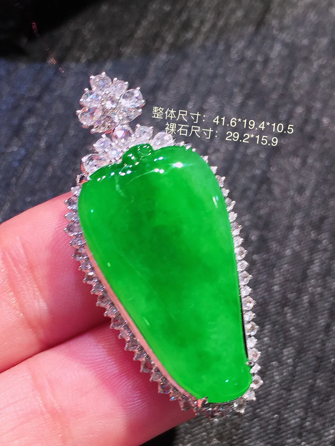 阳绿福瓜吊坠，色泽均匀艳丽，玉质细腻，荧光感超
强，饱满水润，气质满满。18k
金豪华镶嵌