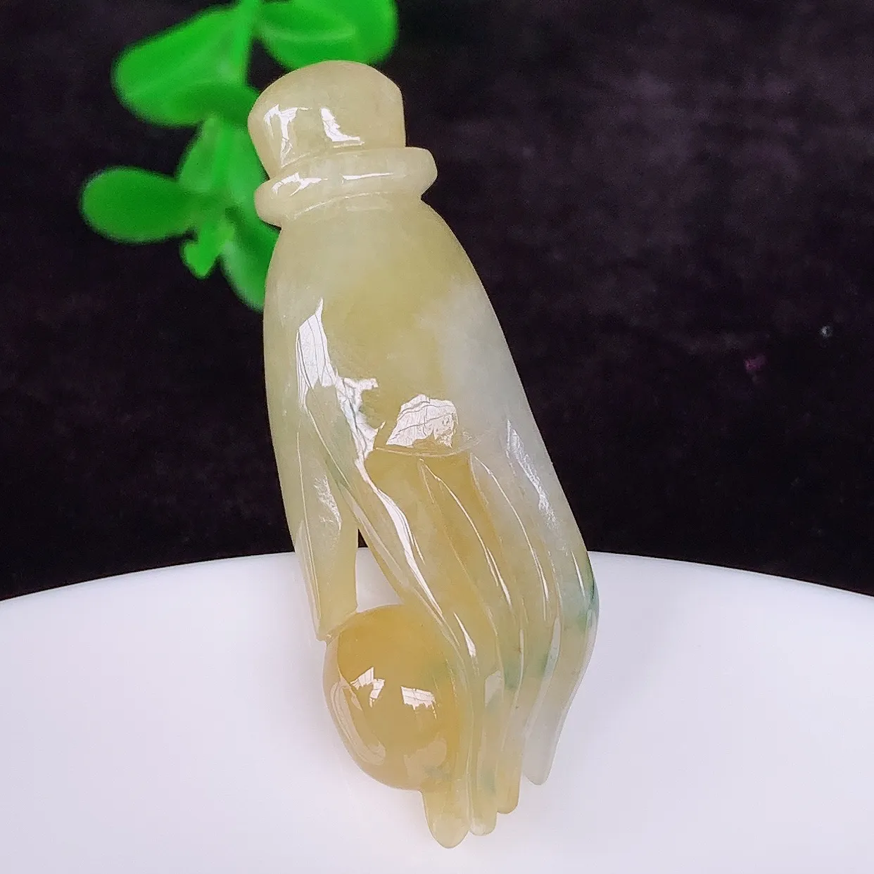 自然光实拍，冰润冰糯种黄翡翡翠掌上明珠吊坠，种老水足，翠色灵动，寓意美好，佩戴时尚出众！#01.28