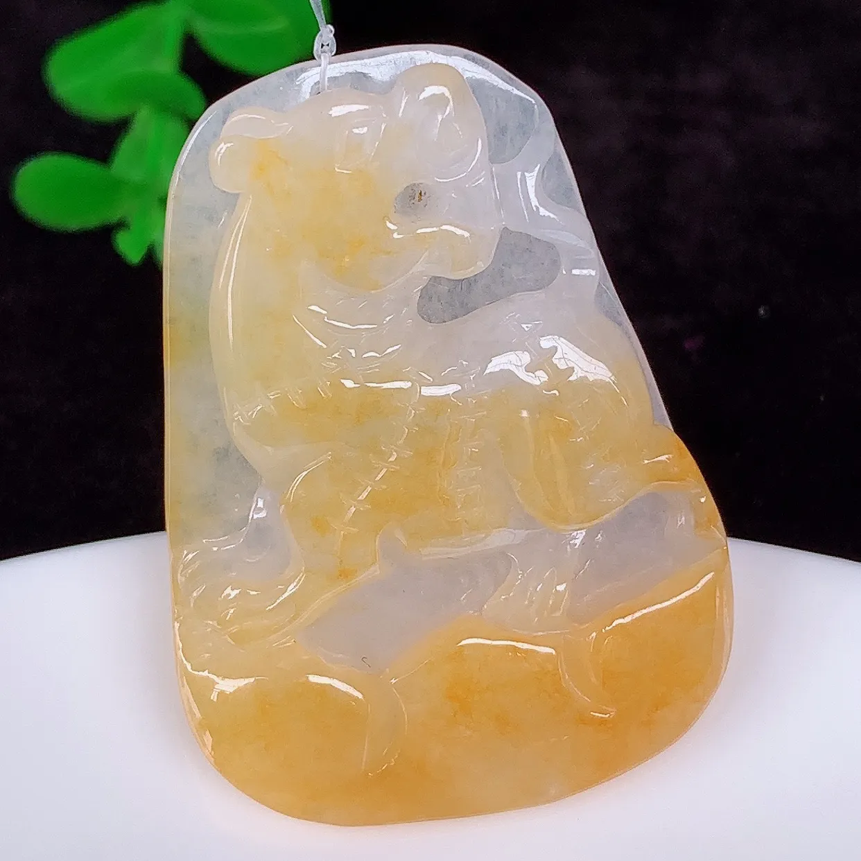 自然光实拍，冰润冰黄翡翠翡翠虎虎生威吊坠，种老水足，翠色灵动，寓意美好，佩戴时尚出众！#49.28