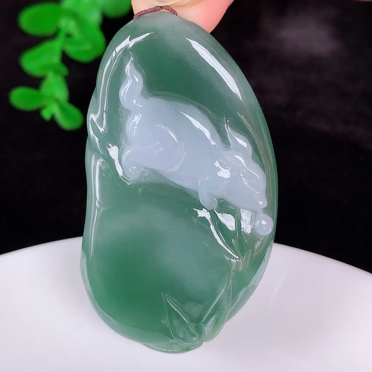 自然光实拍，冰润冰糯种满色翡翠生肖兔子吊坠，种老水足，翠色灵动，寓意美好，佩戴时尚出众！#60.28