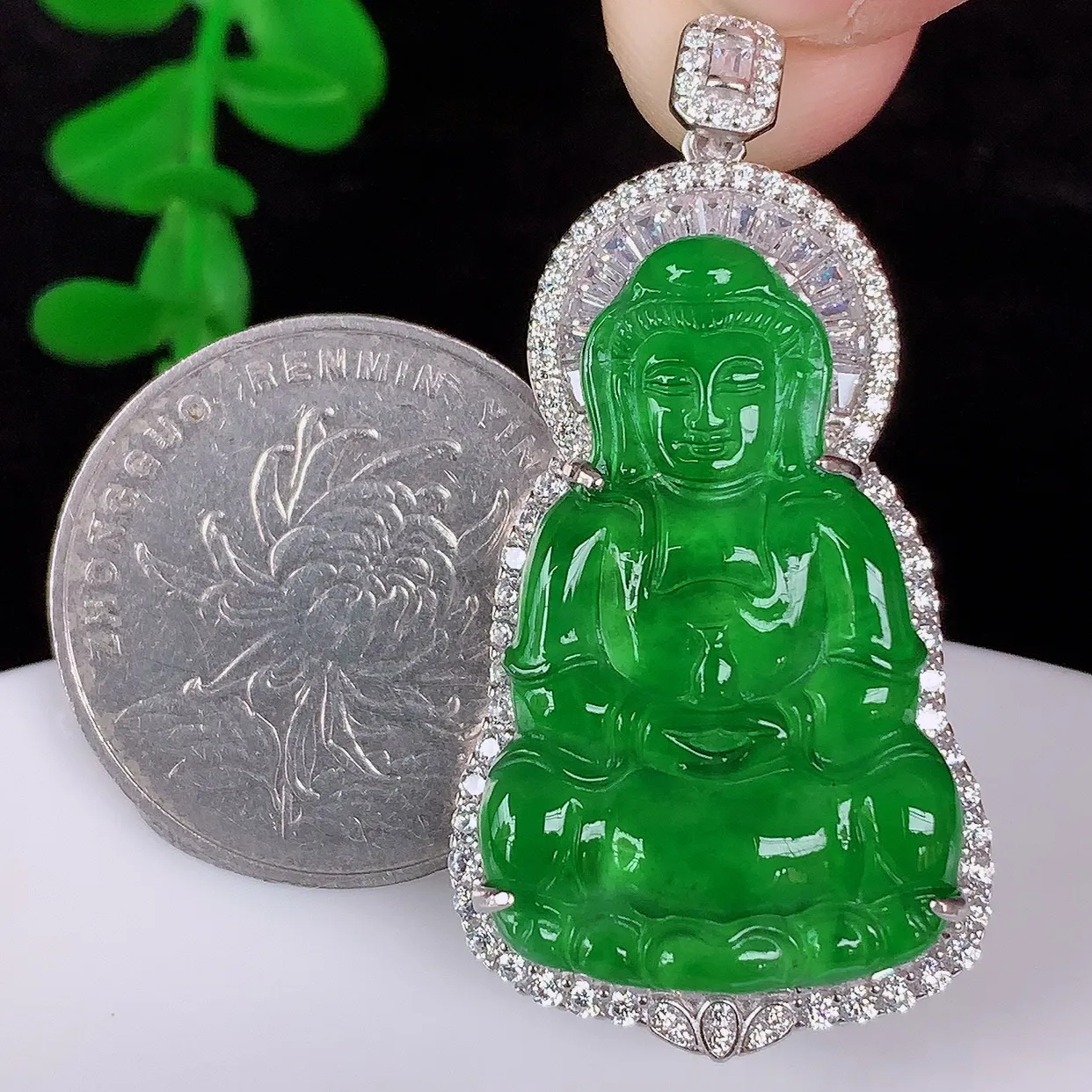冰透满绿翡翠925银镶嵌观音吊坠，自然光实拍，翠色灵动，颜色漂亮，种老水足，品相佳，佩戴佳品！#97.28整体42.5*22*9裸石30*20