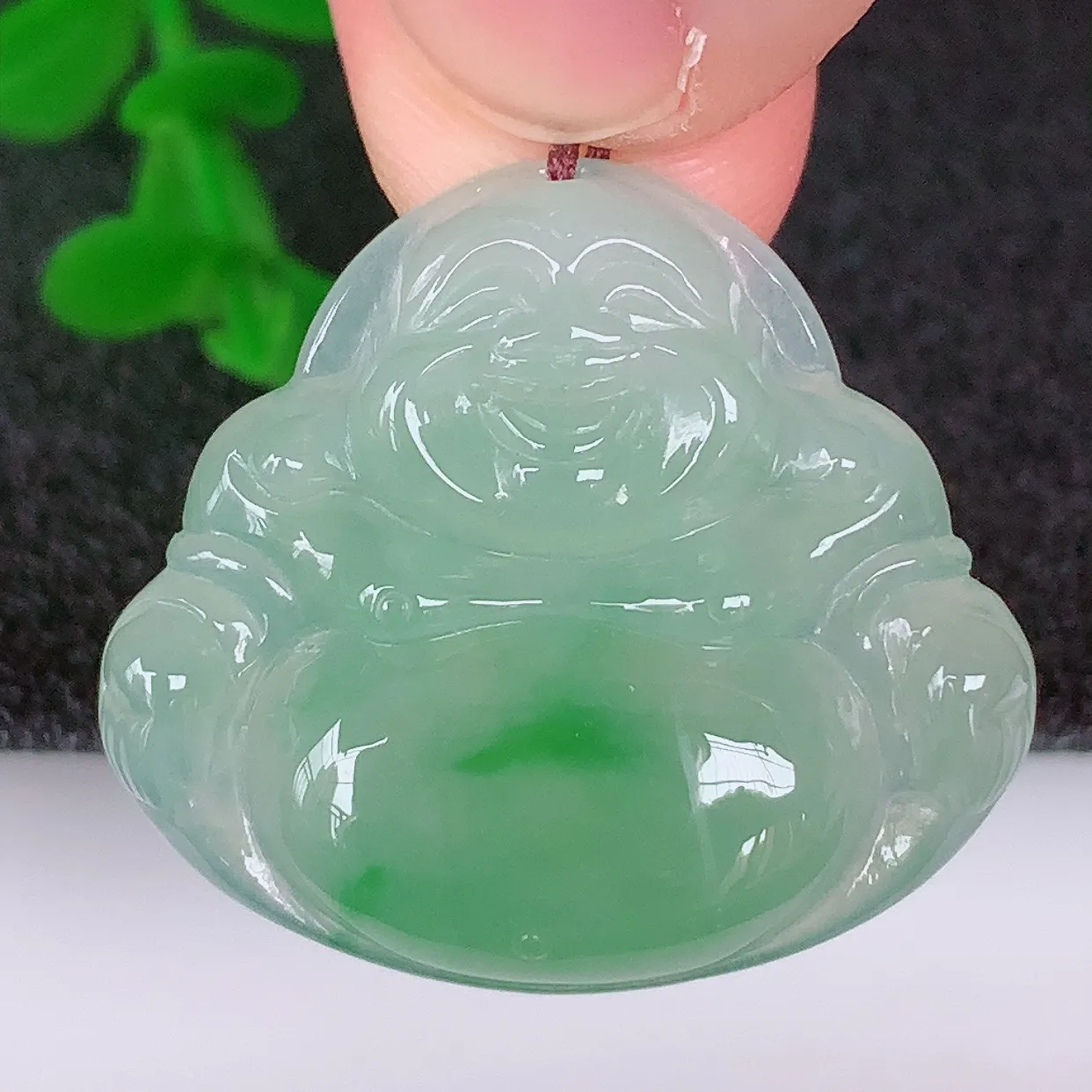 自然光实拍，冰润冰种飘绿翡翠佛公吊坠，饱满， 佛公亦保平安，寓意有福（佛公）相伴，配戴优雅迷人！#57.28