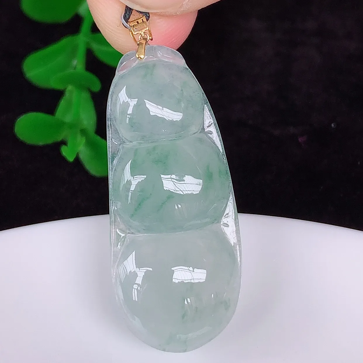 自然光实拍，18K金镶嵌冰种飘花翡翠四季豆吊坠，平安豆福豆玉坠，冰润通透，豆粒饱满，寓意：豆蔻年华！#49.28