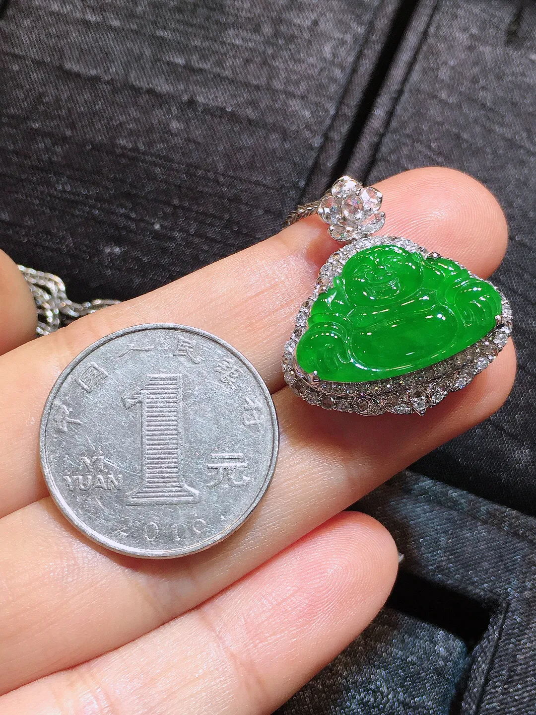 阳绿佛公吊坠，色泽均匀艳丽，玉质细腻，荧光感超
强，饱满水润，气质满满。18k
金豪华镶嵌
