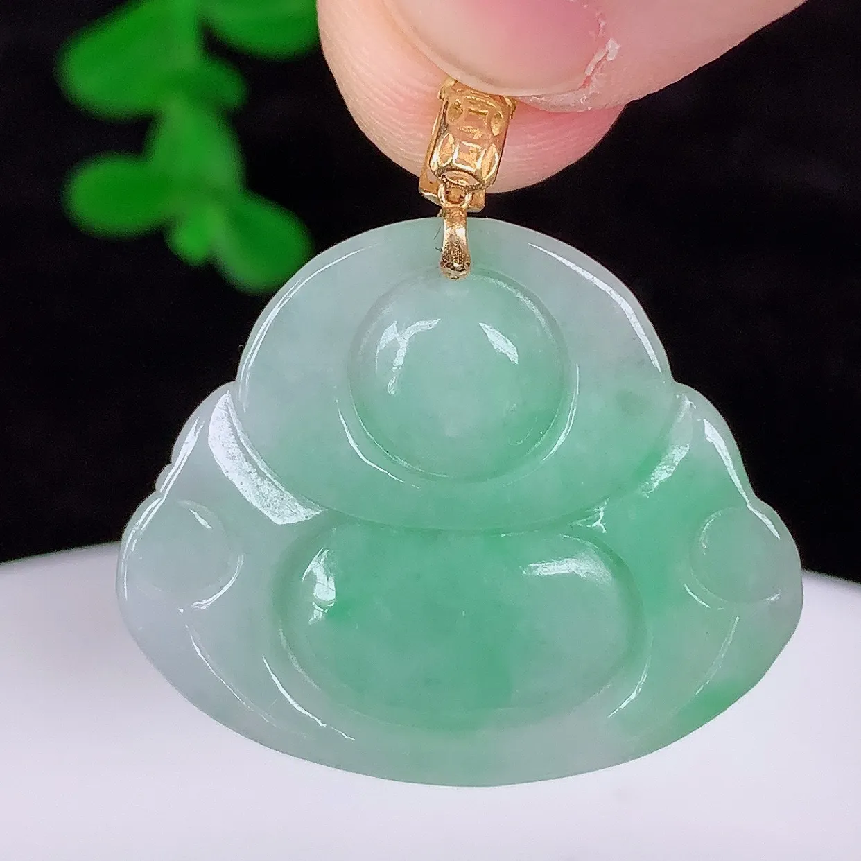 自然光实拍 18K金镶嵌冰糯种飘绿翡翠佛公吊坠，冰透饱满， 佛公亦保平安，寓意有福（佛公）相伴，品相佳，配戴优雅迷人！#35.28