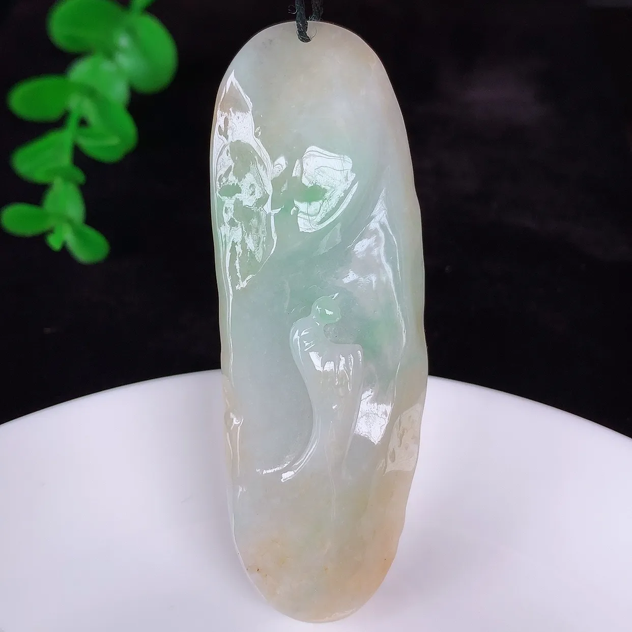 自然光实拍，大件冰润冰糯种双彩黄加绿翡翠悟道吊坠，翡翠悟道寓意“祥和，安宁，吉祥，幸福”，佩戴效果优