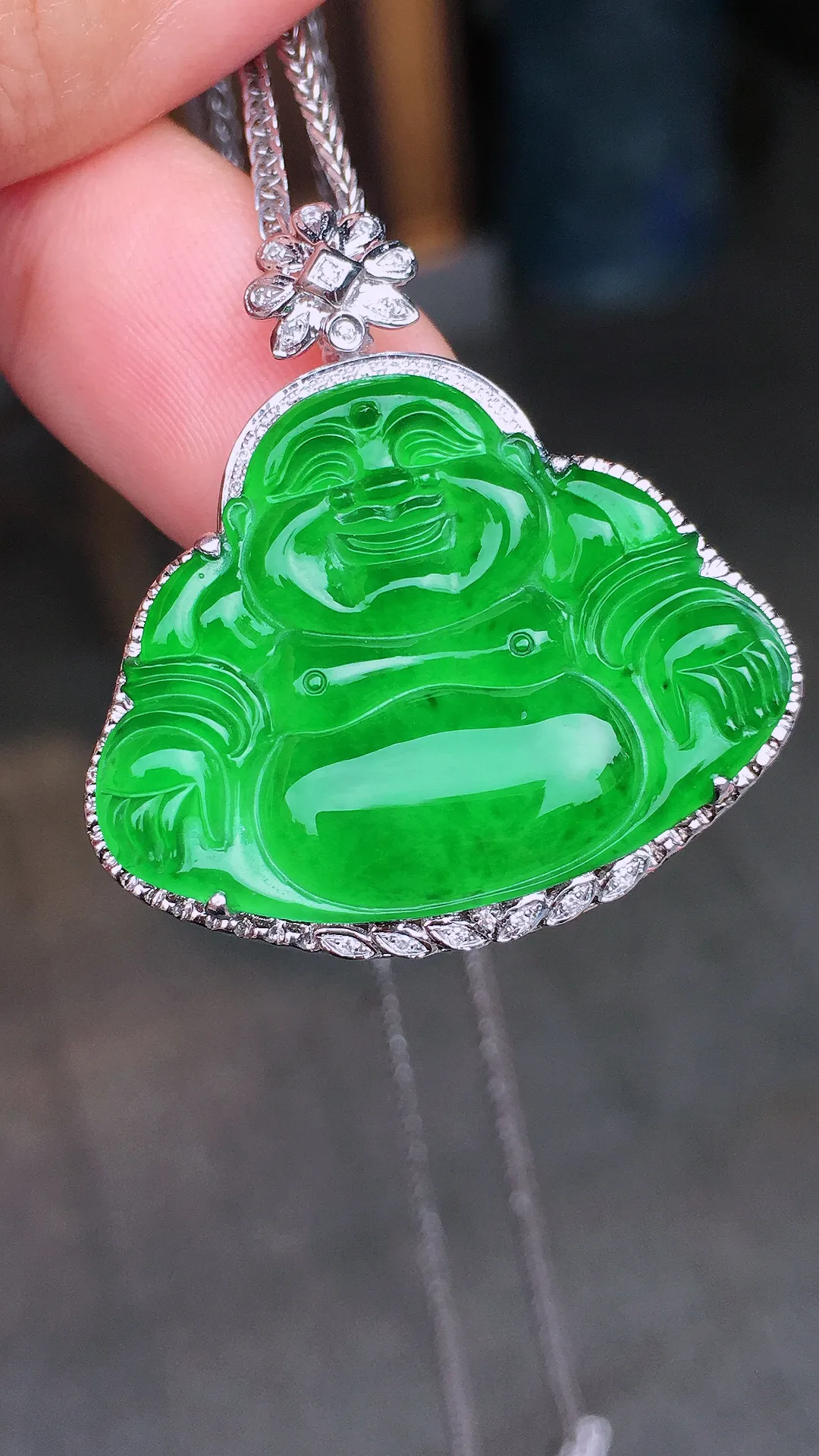 阳绿佛公吊坠，色泽均匀艳丽，玉质细腻，荧光感超
强，饱满水润，气质满满。18k
金豪华镶嵌