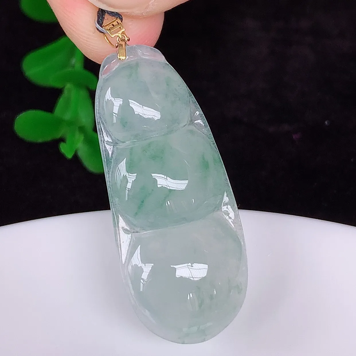 自然光实拍，18K金镶嵌冰种飘花翡翠四季豆吊坠，平安豆福豆玉坠，冰润通透，豆粒饱满，寓意：豆蔻年华！#49.28