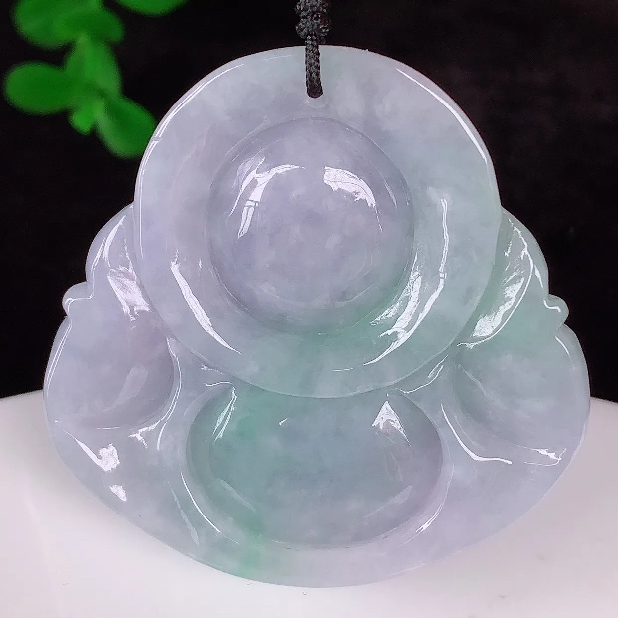 自然光实拍，大件厚装冰润冰糯种春彩翡翠佛公吊坠，饱满， 佛公亦保平安，寓意有福（佛公）相伴，配戴优雅迷人！#41.28
