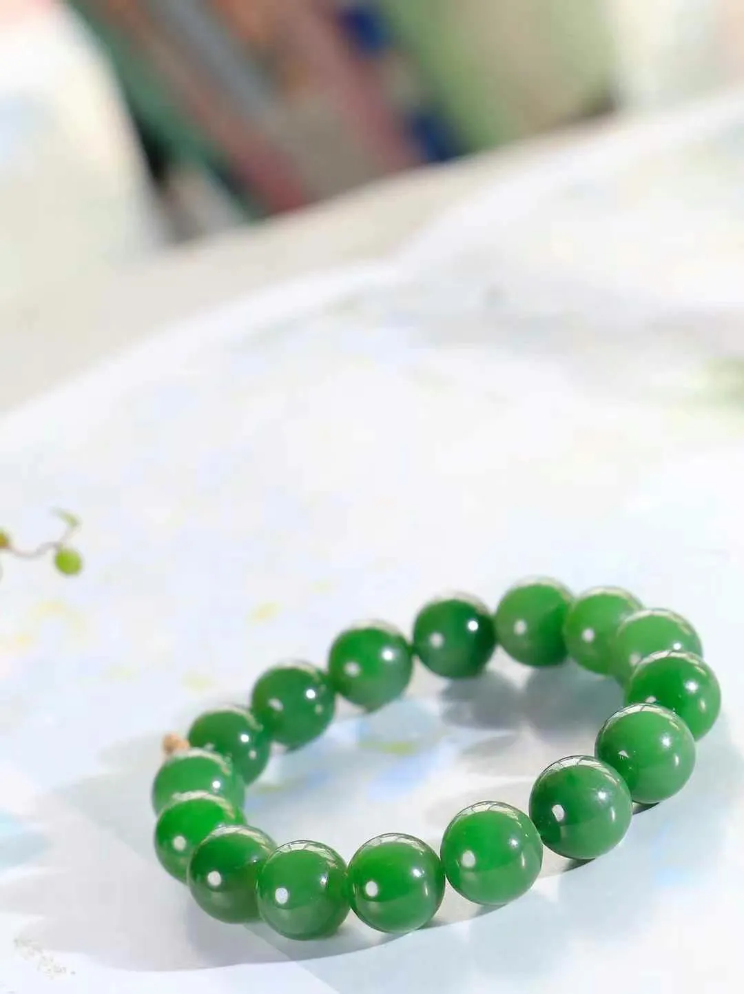 【岁月静好.手串】

   精品和田玉碧玉圆珠手串，精选上等和田玉料，每一颗珠子都散发着温润光泽，宛如岁月沉淀的优雅。佩戴它，感受时光的静谧与从容，彰显不凡品味。重42克  尺寸取一11.8mm  O4530921A