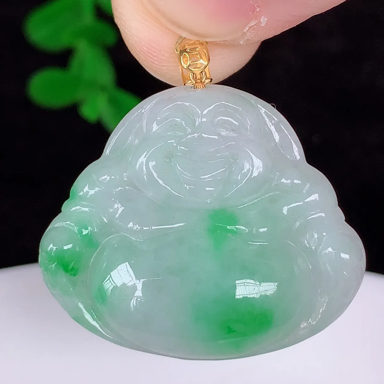 自然光实拍，18K金镶嵌冰糯种飘阳绿翡翠佛公吊坠，冰透饱满， 佛公亦保平安，寓意有福（佛公）相伴，品相佳，配戴优雅迷人！#35.28