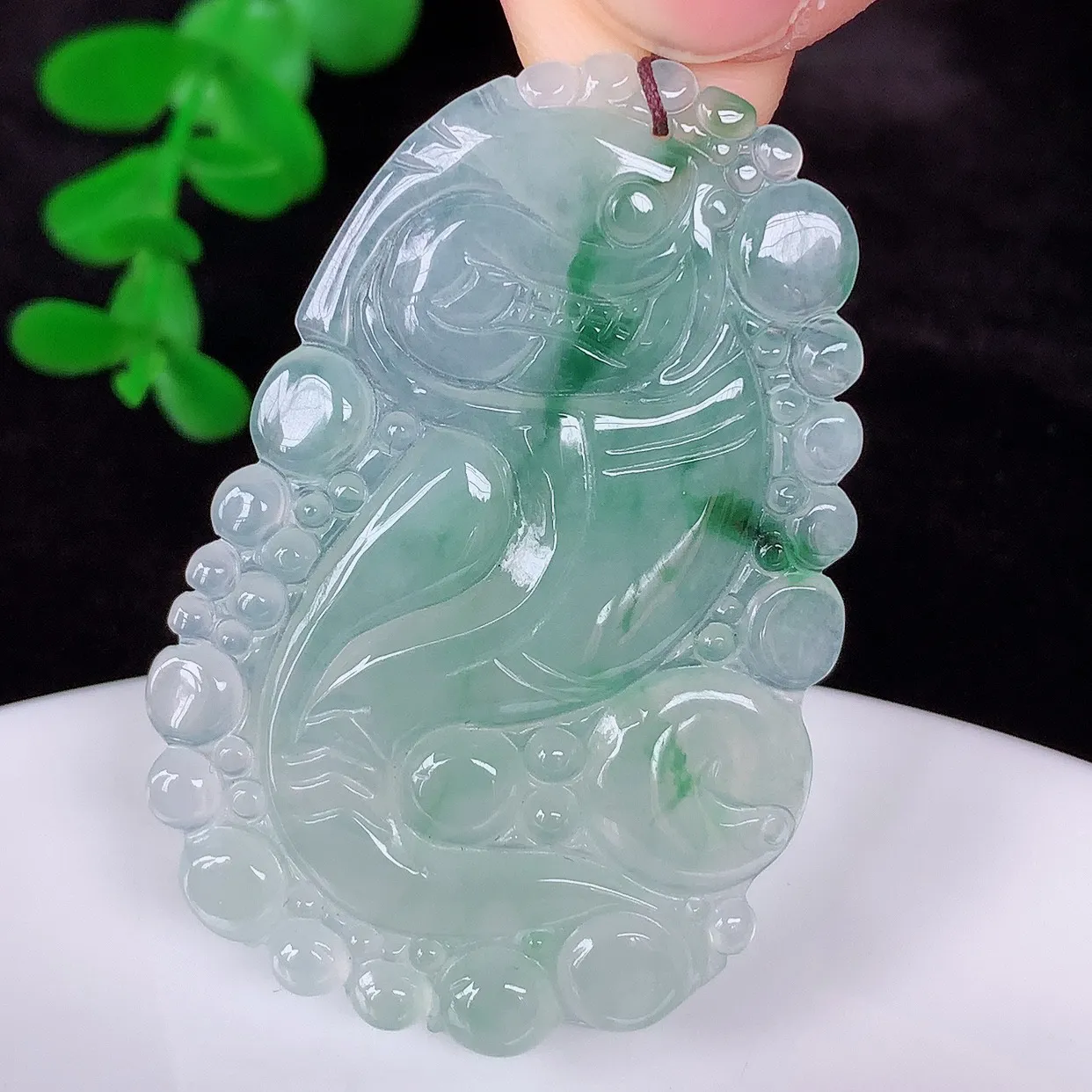 自然光实拍，冰润冰种飘花翡翠生肖蛇吊坠，种老水足，翠色灵动，寓意美好，佩戴时尚出众！#01.28