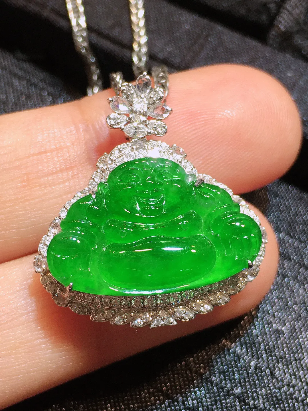 阳绿佛公吊坠，色泽均匀艳丽，玉质细腻，荧光感超
强，饱满水润，气质满满。18k
金豪华镶嵌