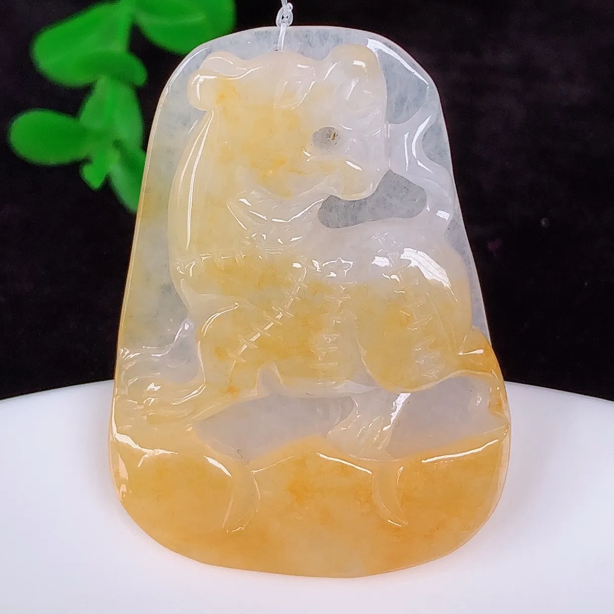 自然光实拍，冰润冰黄翡翠翡翠虎虎生威吊坠，种老水足，翠色灵动，寓意美好，佩戴时尚出众！#49.28