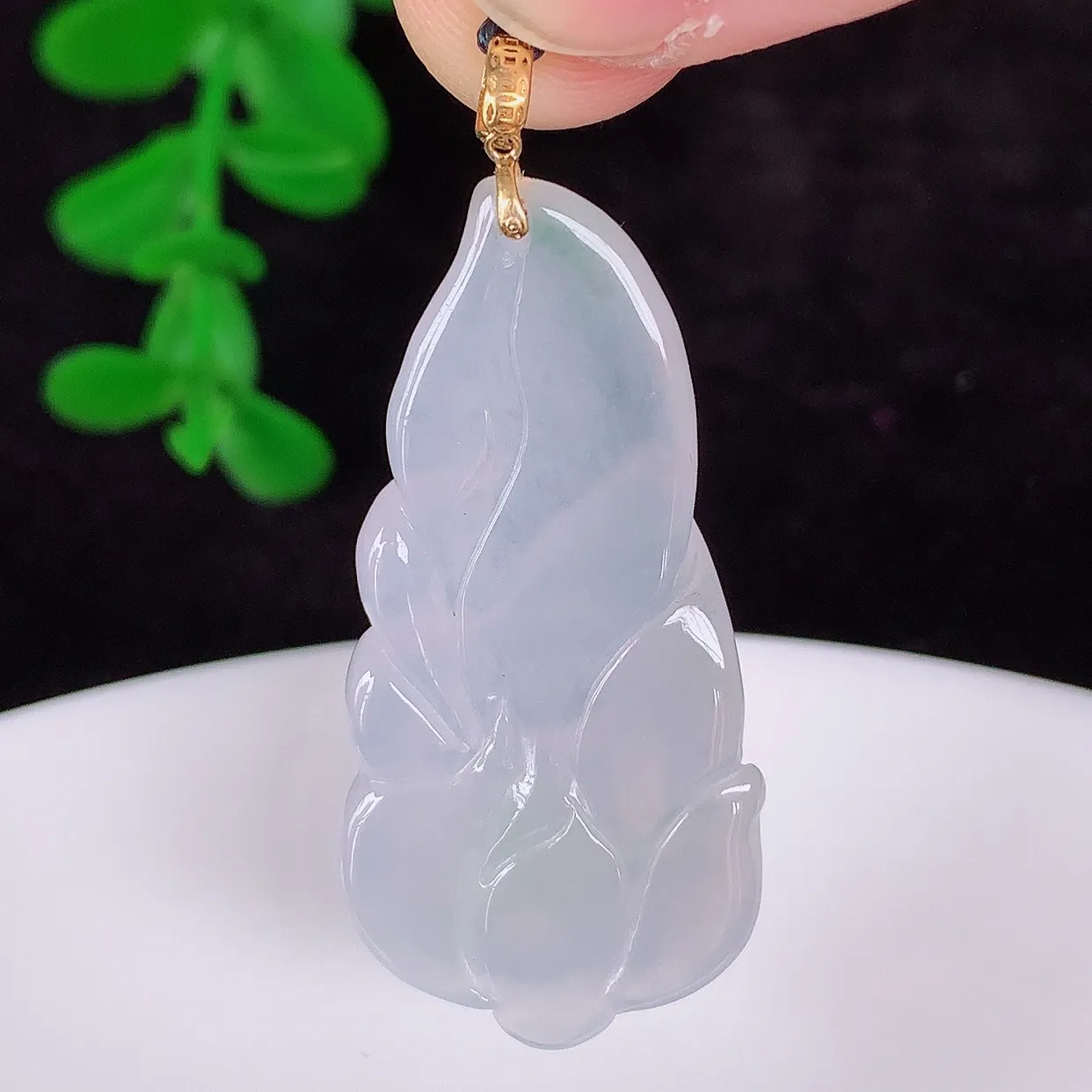 自然光实拍，18k金镶嵌冰种翡翠莲花吊坠，沁人心脾，精致典雅的设计，为佩戴者，增添色彩，送礼自留都是佳品选择！#1.28