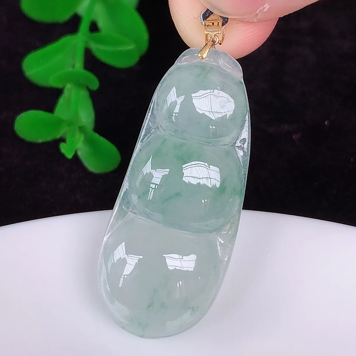自然光实拍，18K金镶嵌冰种飘花翡翠四季豆吊坠，平安豆福豆玉坠，冰润通透，豆粒饱满，寓意：豆蔻年华！#49.28