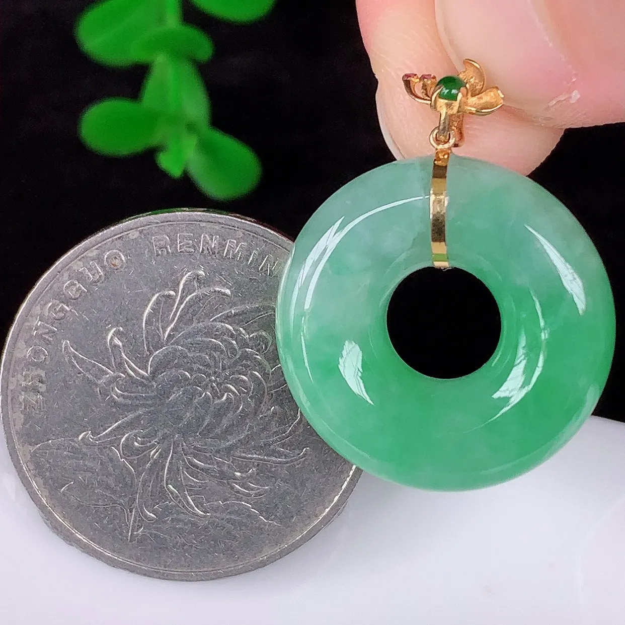 自然光实拍，18K金镶嵌水润冰糯种飘绿翡翠平安扣吊坠，翡翠平安扣，冰润光泽，寓意平平安安，平安扣佩戴时尚漂亮！#00.28