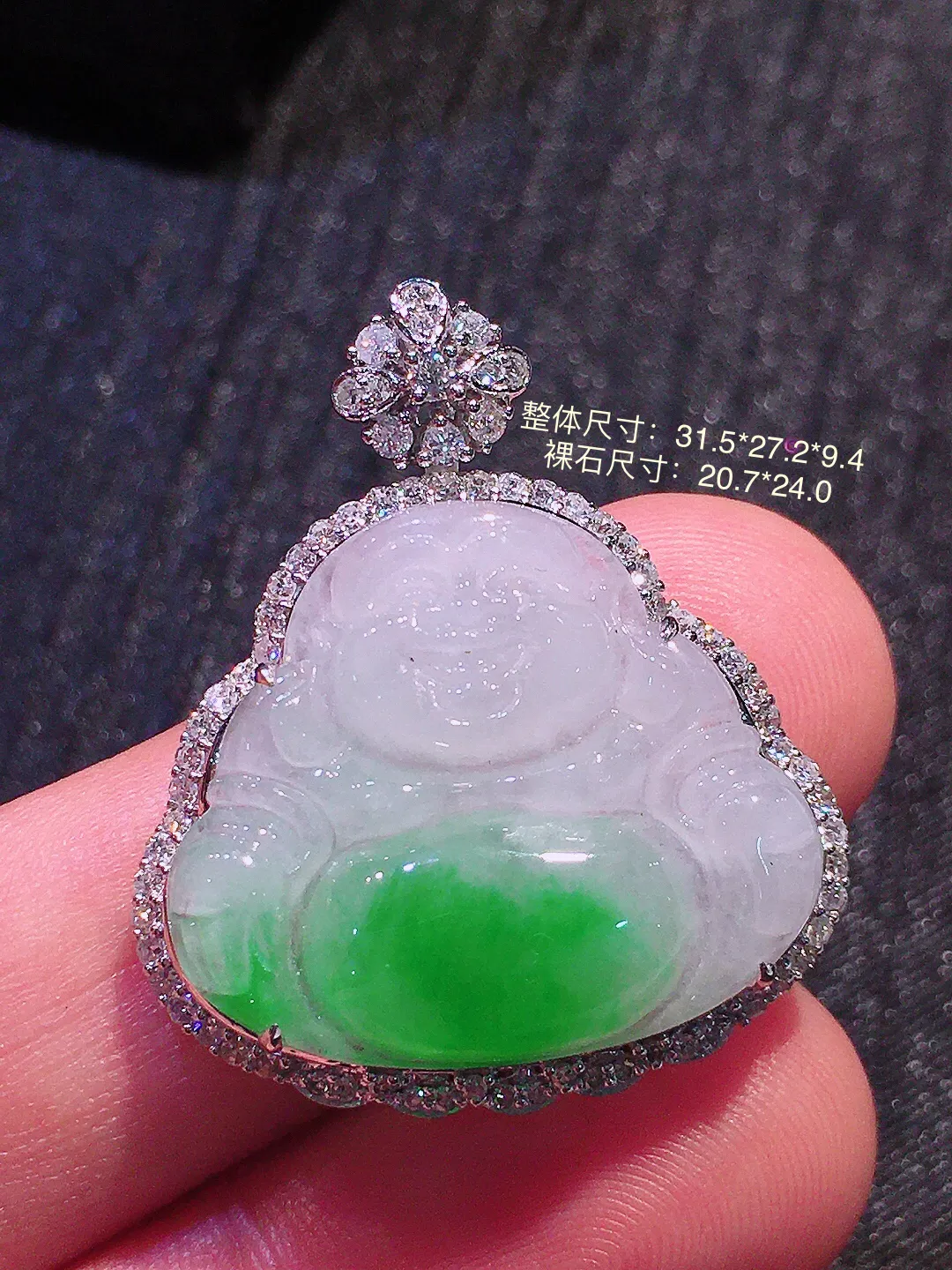 飘绿佛公吊坠，色泽艳丽，玉质细腻，荧光感超
强，饱满水润，气质满满。18k
金豪华镶嵌