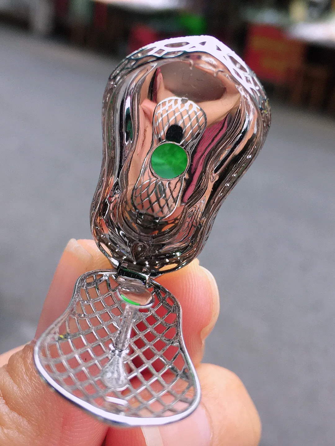 飘绿观音吊坠，色泽艳丽，玉质细腻，荧光感超
强，饱满水润，气质满满。18k
金豪华镶嵌