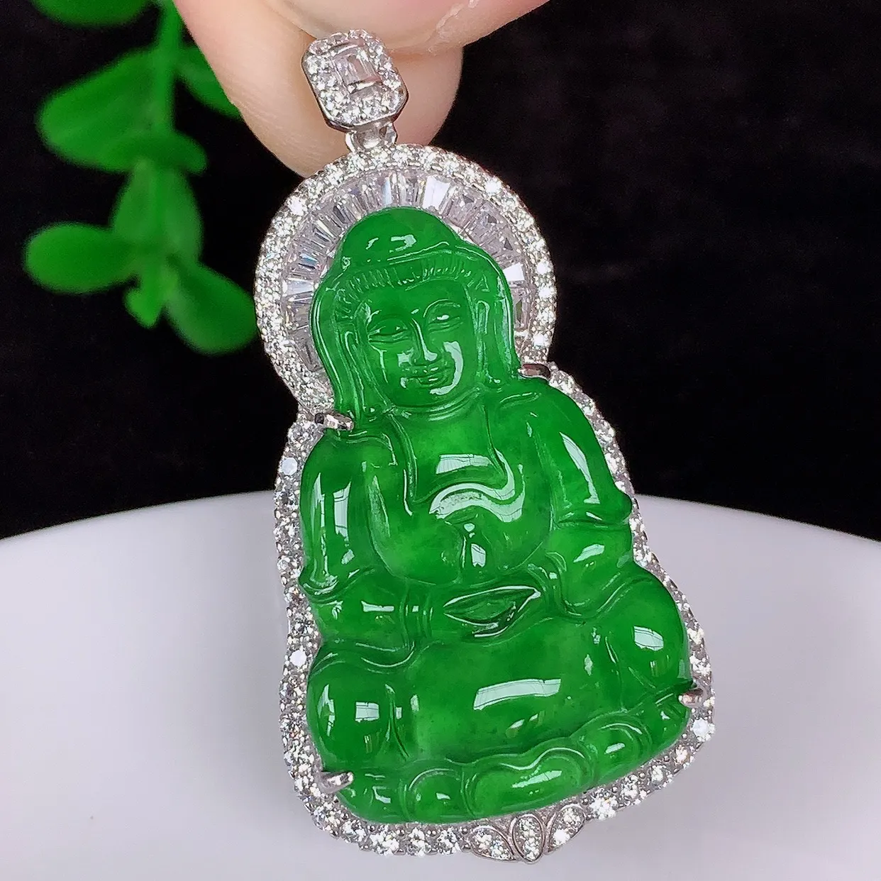 冰透满绿翡翠925银镶嵌观音吊坠，自然光实拍，翠色灵动，颜色漂亮，种老水足，品相佳，佩戴佳品！#97.28整体42.5*22*9裸石30*20