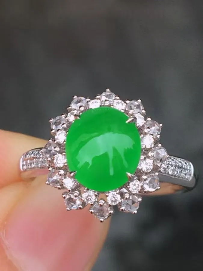冰种阳绿蛋面戒指 、真金真钻镶嵌，种水好，玉质细腻 .裸石尺寸 7.8*7.0