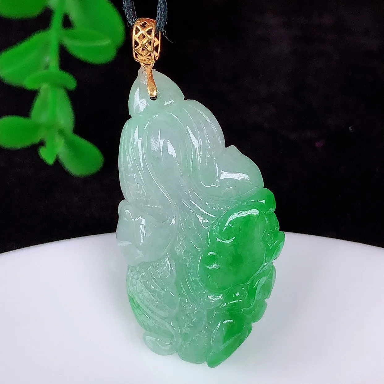 自然光实拍 18K金镶嵌冰润冰糯种飘阳绿翡翠招百财白菜吊坠，百财聚来，财源滚滚，色泽鲜艳，精工水润的白菜，性价比高！#1.28