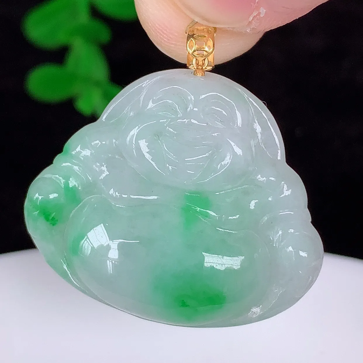 自然光实拍，18K金镶嵌冰糯种飘阳绿翡翠佛公吊坠，冰透饱满， 佛公亦保平安，寓意有福（佛公）相伴，品相佳，配戴优雅迷人！#35.28