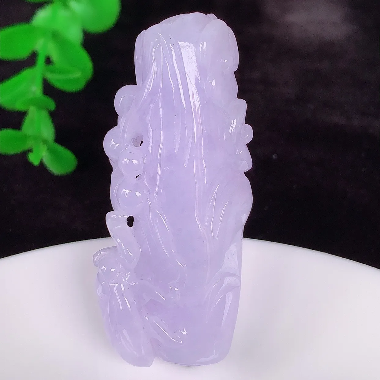 自然光实拍，厚装冰糯种紫罗兰翡翠节节高竹节玉坠，一鸣惊人，款式时尚大方，竹节寓意好，佩戴事业，学业节
