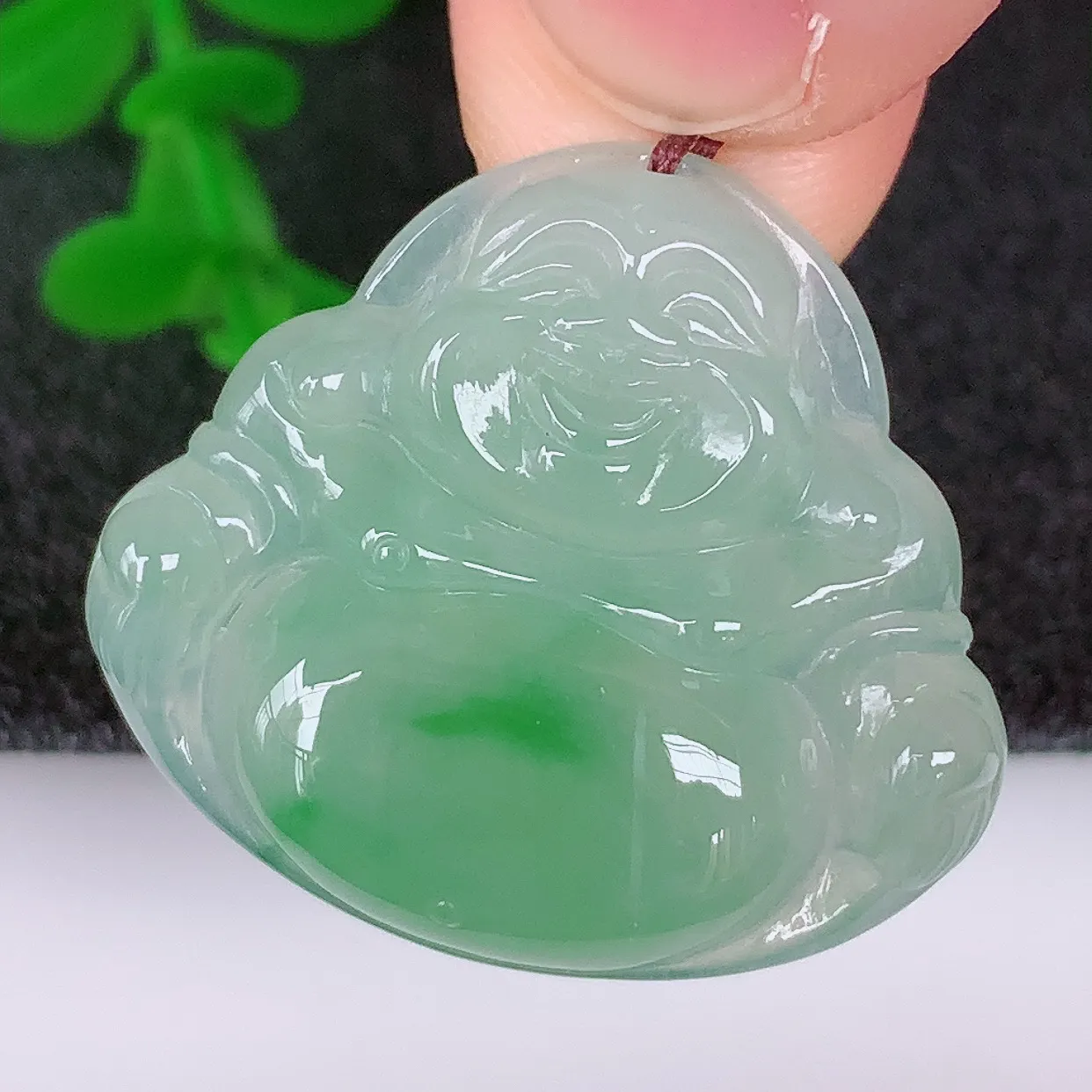 自然光实拍，冰润冰种飘绿翡翠佛公吊坠，饱满， 佛公亦保平安，寓意有福（佛公）相伴，配戴优雅迷人！#57.28